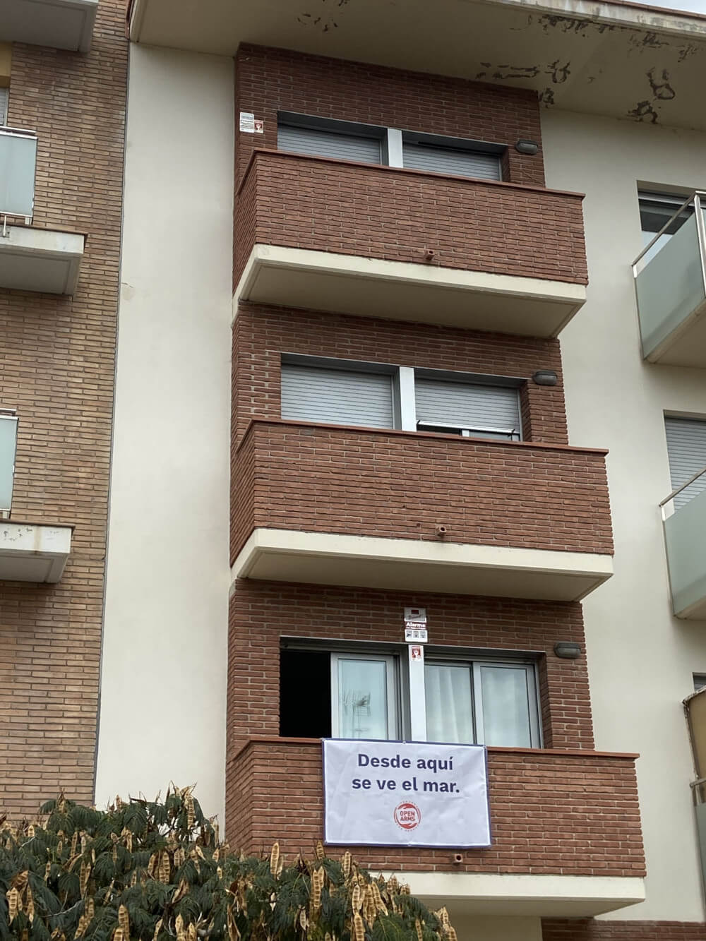 Pancarta en balcon